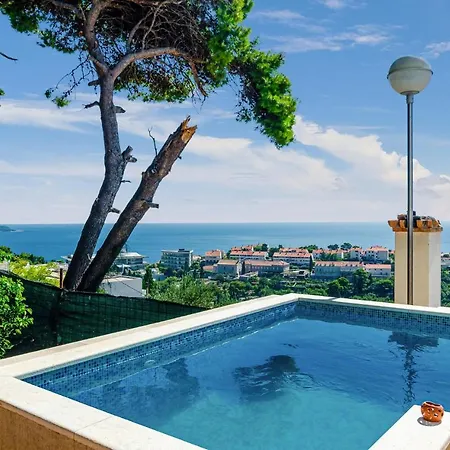 Apartment With Sea View 02 *