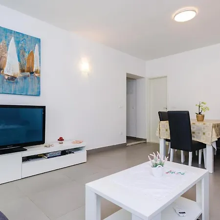Apartment With Sea View 02 *