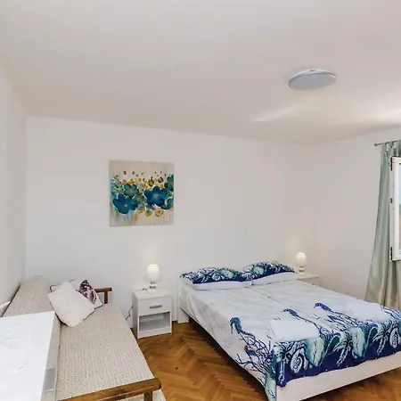 Apartment With Sea View 02 *