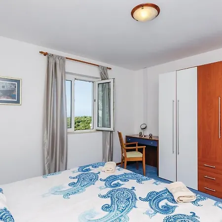 Apartment With Sea View 02 *
