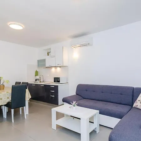 Apartment With Sea View 02